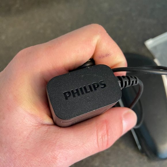 Philips Norelco 5000 Series Wet and Dry Electric Shaver - Picture 7 of 9